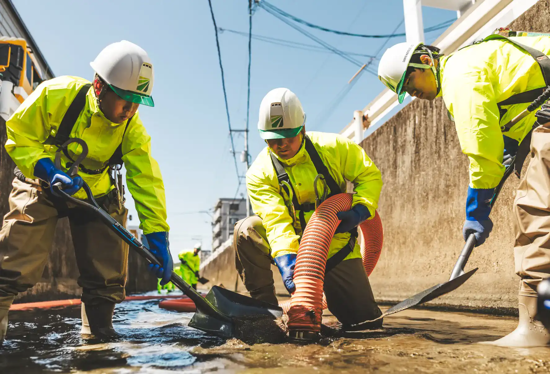 敷地内の排水路・側溝・側溝枡等に溜まった土砂・泥を吸引・清掃
